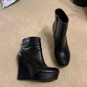 Black wedge boots